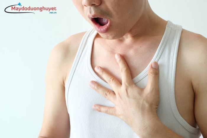 Tức ngực và tim đập nhanh là triệu chứng phổ biến nhất của bệnh máu đông trong tim