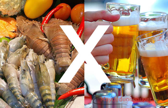 Tránh các loại hải sản và đồ uống có cồn để hạn chế tăng nồng độ axit uric trong máu