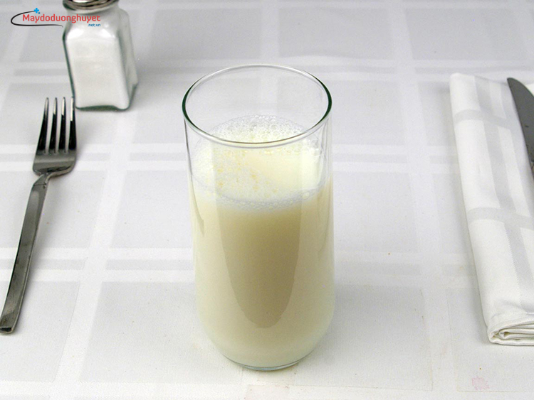 Sữa non là một chất lỏng màu trắng đục do động vật có vú mới sinh tiết ra