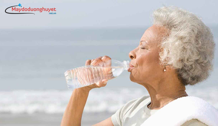 Nước lọc chắc chắn không thể thiếu khi nhắc đến tụt huyết áp uống gì