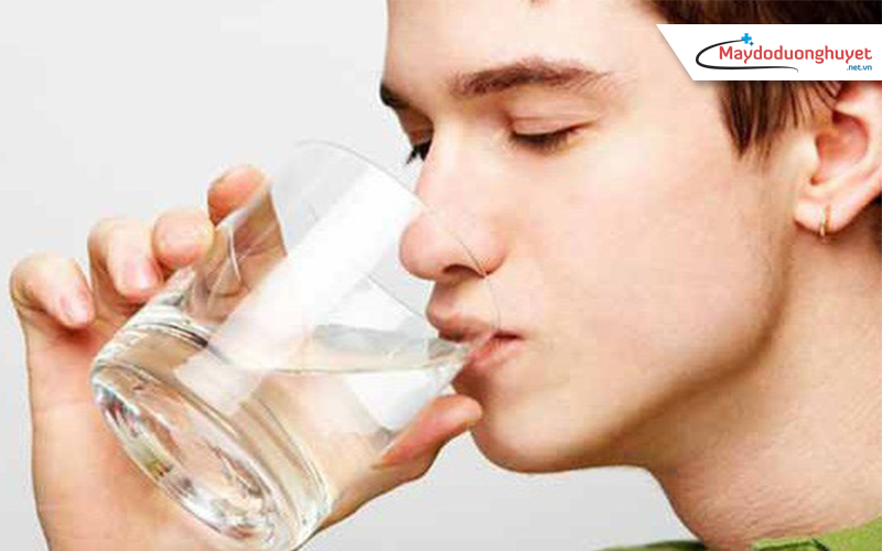 Bạn không thể uống nước tăng lực nhiều như nước lọc vì nước tăng lực có thể gây nghiện. (Ảnh: Internet)